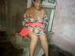 La jefa checks the site, but ends up playing with toys till she finishes! 😜