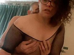 Bama最佳棕发业余近距离口爆屁眼操到高潮