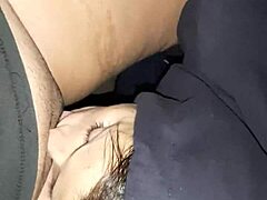 先邀请邻居欣赏花朵，然后操她的嘴 - 女孩飞高潮