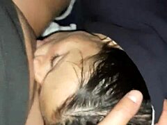 先邀请邻居欣赏花朵，然后操她的嘴 - 女孩飞高潮