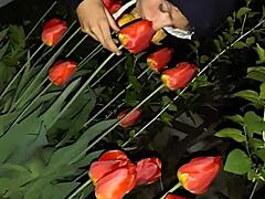 先邀请邻居欣赏花朵，然后操她的嘴 - 女孩飞高潮