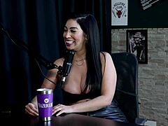 双性恋年轻辣妹穿内衣，和Amy Yamaguchi一起享受双男激情