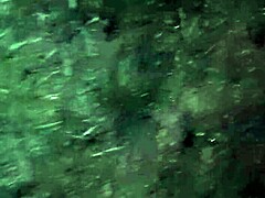 先邀请邻居欣赏花朵，然后操她的嘴 - 女孩飞高潮