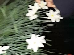 先邀请邻居欣赏花朵，然后操她的嘴 - 女孩飞高潮