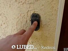 油滑紧逼妹弯腰被巨屌撑开