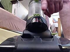 复古红发美女穿着拖鞋真空吸尘