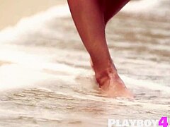 金发熟女卡拉·梅尔在户外热拍中炫耀性感曲线