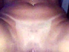 morena linda super gostosa com amante, ela geme alto enquanto ele a fode intensamente na cama