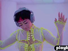 Mia Valentine, show that big latina ass posing?