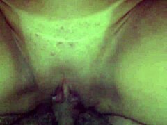 morena linda super gostosa com amante, ela geme alto enquanto ele a fode intensamente na cama