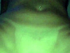 morena linda super gostosa com amante, ela geme alto enquanto ele a fode intensamente na cama