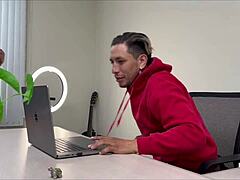 madrastra tetona intenta tutoriales de maquillaje pero termina en porno con hijastro