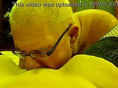 husband dives into spreading legs for cunnilingus!