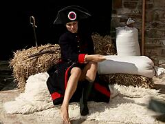 两个漂亮年轻荡妇一起享受软核女同乐趣！