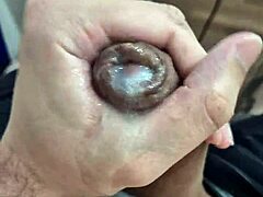 novinho twink dotado jerks off in solo session