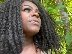 Eu e meu amigo levamos pretinha gostosa pra cachoeira! Demos pau pra ela!