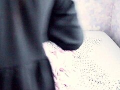 继女偷偷溜进继父床上进行禁忌支配性爱