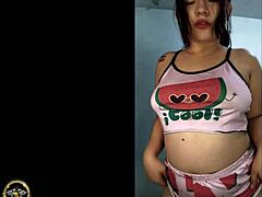 Hey, wanna see this sexy jovencita show off her curvy ass?