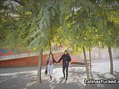 嘿，想看我拉丁女友戶外吸雞巴？室內也狂幹