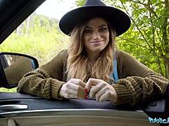 嘿，看Nicole Rae的大奶在公共POV口交！😜