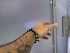 Mi novia me despierta con una mamada para que me la folle