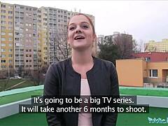 公共代理抓纯情红发妹户外车盖狂操