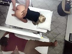 呃，我发誓，录了按摩师就在她男人旁边操她的真实视频！