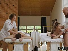 纹身荡妇与老叔在变态按摩中疯狂。