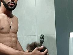 O Cara Ficou Me Olhando Durante O Treino Levei Ele Pro Banheiro E Coloquei Para Mamar