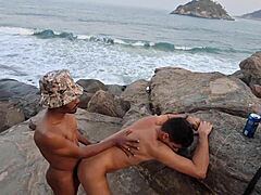 我渴望在海滩上原始肛交结束！