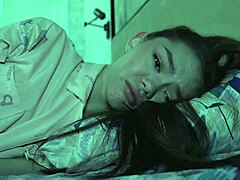 虐待继父回来再次扇耳光并支配无助的继女