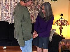 性感尼龙熟女奖励年轻邻居