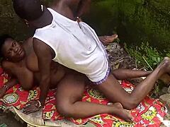 房东的大肉棒猛插我湿透的小穴