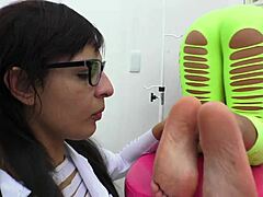 i'm cleanin rebecca's feets with my big ass