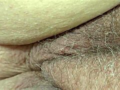 大屁股胖熟女上班前秀湿润小穴，快撸吧！😜