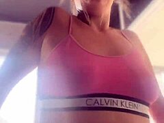 在健身房插着塞子好兴奋！