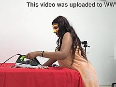 丰满的18岁拉丁裔学生准备制服。可爱女孩在上课前在性感教室场景中挑逗。