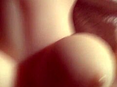 嘿，想看这个金发美女18+在巨乳上接受射精吗？