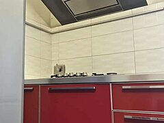 Gostosa cleans the stove and gets hot showing big ass! 🔥