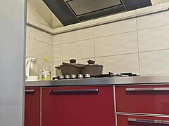 Gostosa cleans the stove and gets hot showing big ass! 🔥