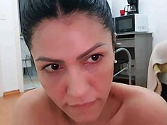 巴西辣妹瑜伽课湿身，激烈锻炼中渴望性爱