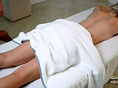 假按摩师为毫无防备的温泉客户引发狂野高潮