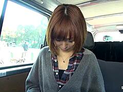 我在车里捡了个娇小亚洲妹，让她和陌生老男人一起给我口