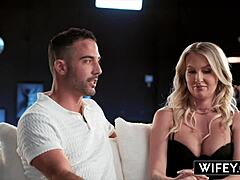 性感丰满的荡妇安迪·阿瓦隆骑大黑鸡巴，老公在一旁惊叹！😮