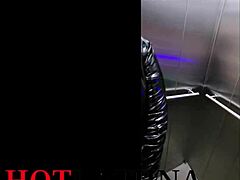 想知道我怎么在电梯里干邻居后妈吗？