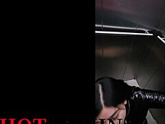 想知道我怎么在电梯里干邻居后妈吗？