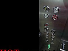 想知道我怎么在电梯里干邻居后妈吗？