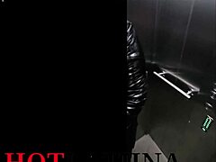 想知道我怎么在电梯里干邻居后妈吗？