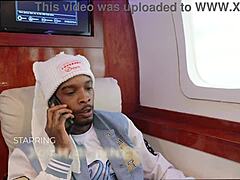 美女飞机上小穴狂捅