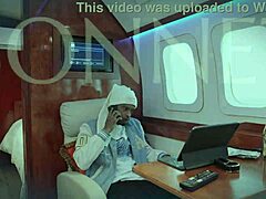 美女飞机上小穴狂捅